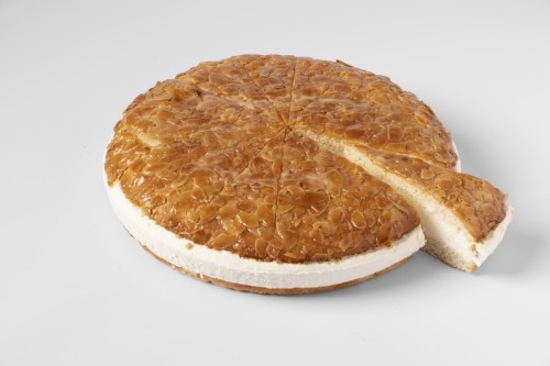 TARTA DE ALMENDRA CON CREMA...